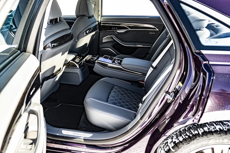 Audi S8 innen Rücksitzbank Motormag 02/2025