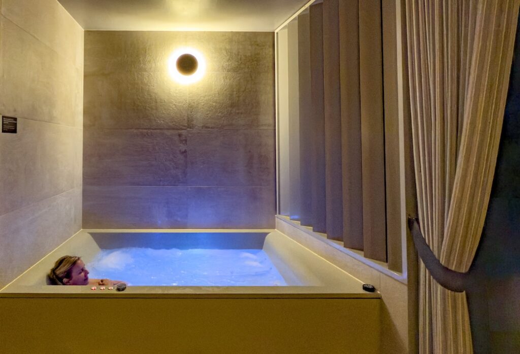 Hotel-Freiwerk-Private-Spa-Suiten-Obergeschoss-Whirlpool-aussen