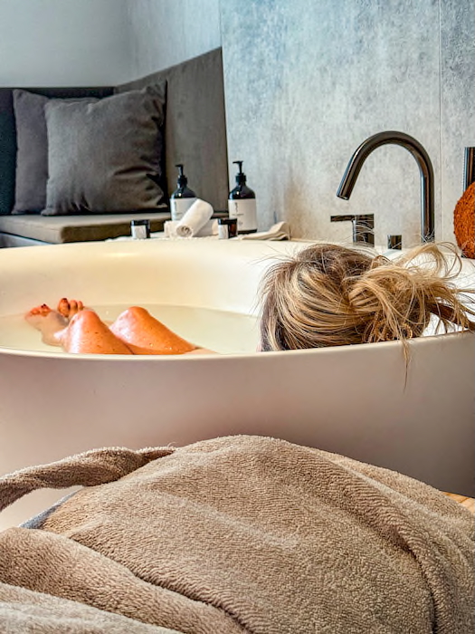 Hotel-Freiwerk-Private-Spa-Suiten-Obergeschoss-Badezimmer