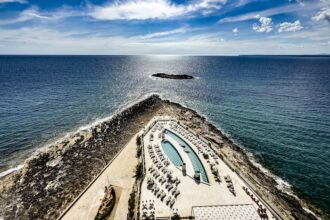 5-Sterne-Hotel Iberostar Selection Es Trenc in Colonia de Sant Jordi-Blick  der Dachterrasse auf den Poolbereich
