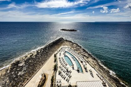 5-Sterne-Hotel Iberostar Selection Es Trenc in Colonia de Sant Jordi-Blick von der Dachterrasse auf den Poolbereich