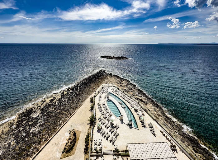 5-Sterne-Hotel Iberostar Selection Es Trenc in Colonia de Sant Jordi-Blick von der Dachterrasse auf den Poolbereich