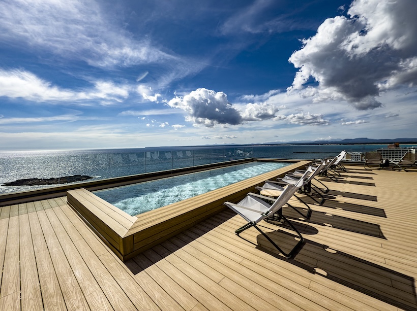 Dachterrasse und Pool des 5-Sterne-Hotels Iberostar Selection Es Trenc in Colonia de Sant Jordi