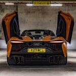 McLaren Artura Spider offen Flügeltüren offen Heckansicht MotorMag 02-2025