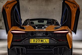 McLaren Artura Spider offen Flügeltüren offen Heckansicht MotorMag 02-2025