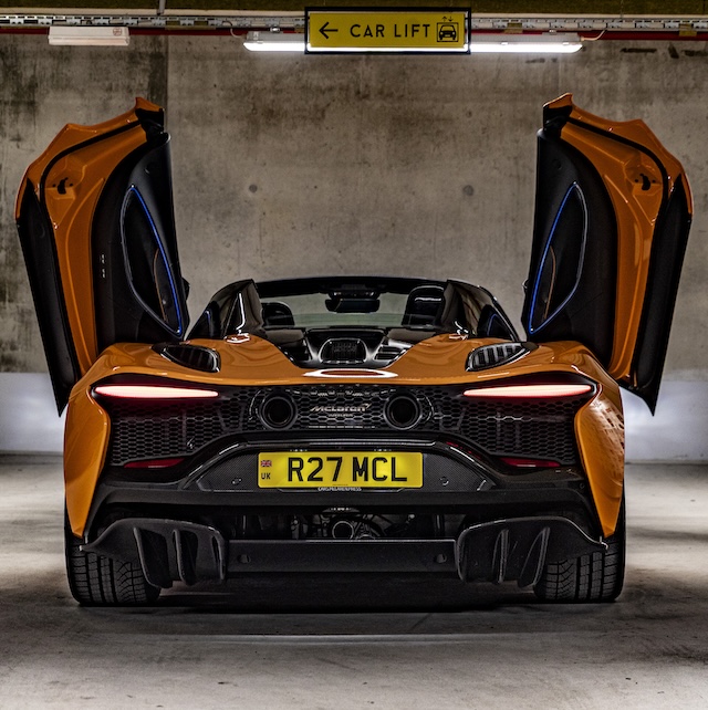 McLaren Artura Spider offen Flügeltüren offen Heckansicht MotorMag 02-2025