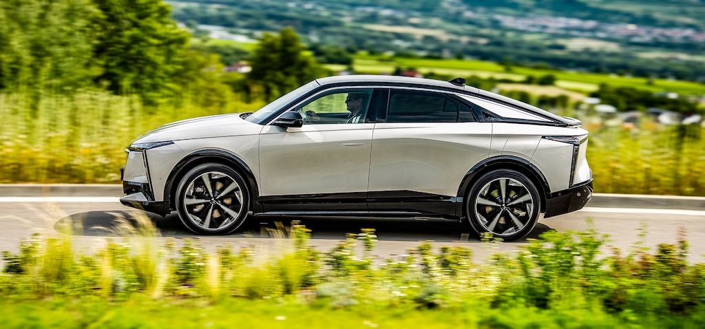 DS8 Mitzieher Flanke MotorMag 03-2025 Foto Dani Heye