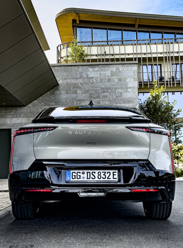 DS8 Exterieur Heck total MotorMag 03-2025 Foto Reinhold Deisenhofer