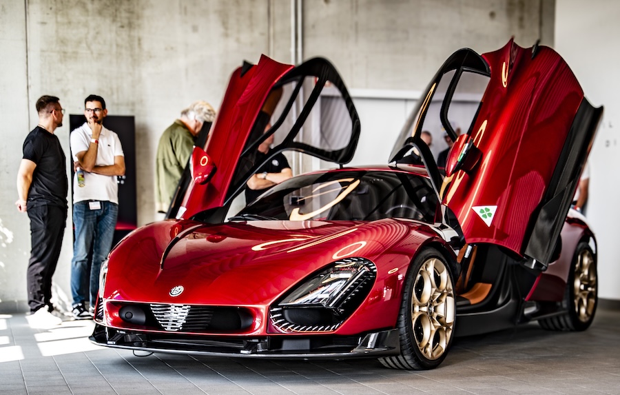 Alfa Romeo Stradale 33 MotorMag Reinhold Deisenhofer Front seitlich Flügeltüren total