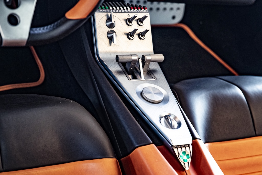 Alfa Romeo Stradale 33 MotorMag Reinhold Deisenhofer innen Mittelkonsole