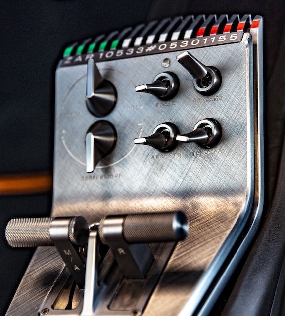 Alfa Romeo Stradale 33 MotorMag Reinhold Deisenhofer innen Mittelkonsole2