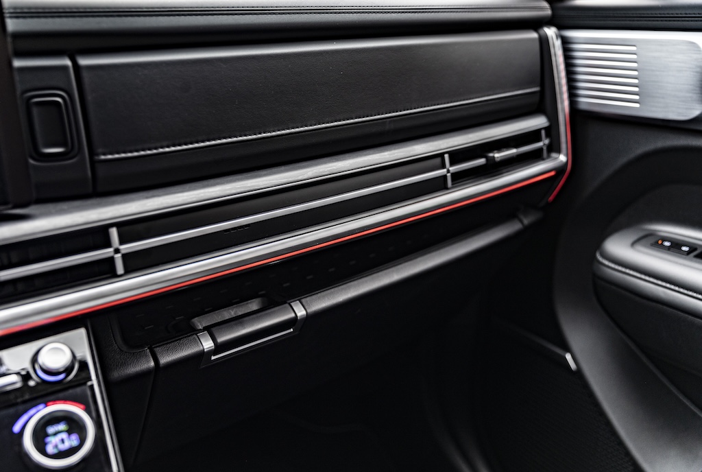 Hyundai Santa Fe MotorMag Reinhold Deisenhofer innen Handschuhfach2