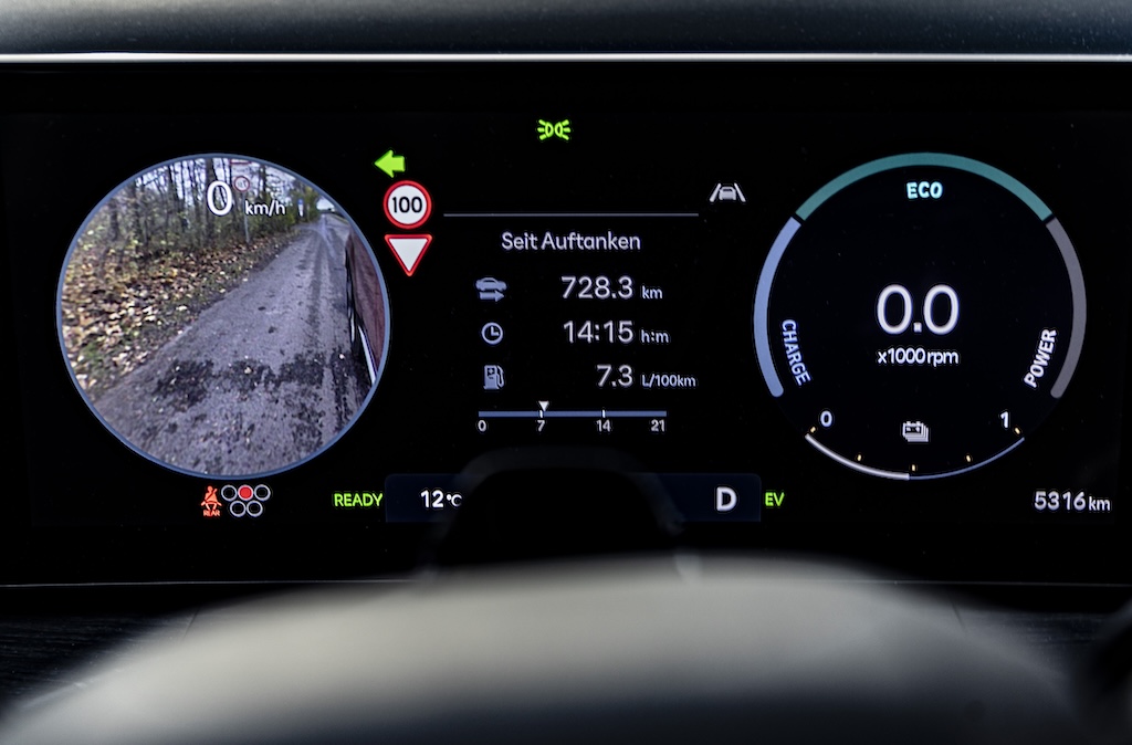 Hyundai Santa Fe MotorMag Reinhold Deisenhofer innen Cockpit Display nah