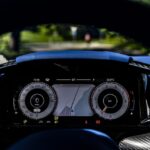 Aston Martin Vanquish weiss MotorMag 03-2025 innen Cockpit