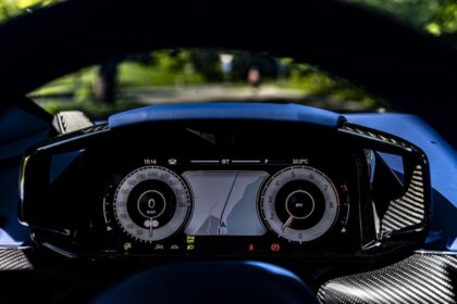 Aston Martin Vanquish weiss MotorMag 03-2025 innen Cockpit