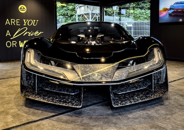 Lotus Theory 1 IAA München 2025 aussen Front mittig Licht an MotorMag Reinhold Deisenhofer