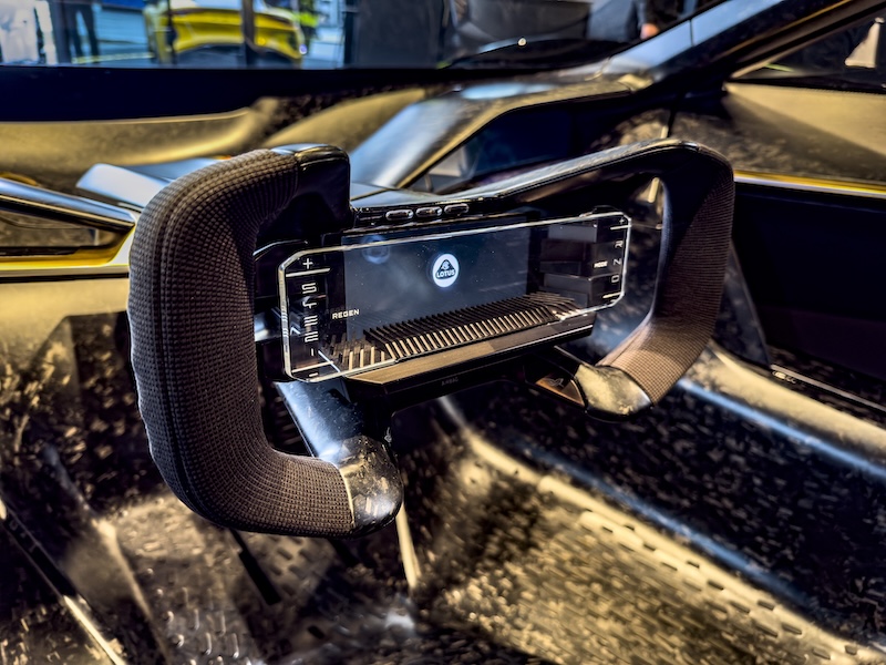 Lotus Theory 1 IAA München 2025 innen Lenkrad nah MotorMag Reinhold Deisenhofer