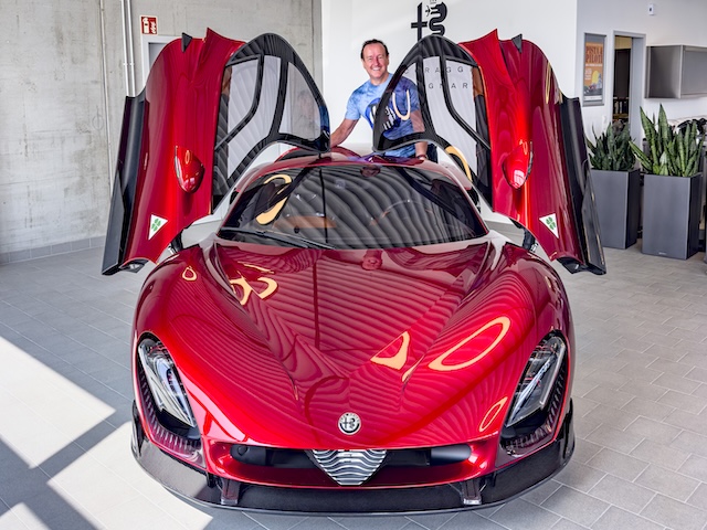 Alfa Romeo Stradale 33 MotorMag Reinhold Deisenhofer grinsend Front aussen Flügeltüren