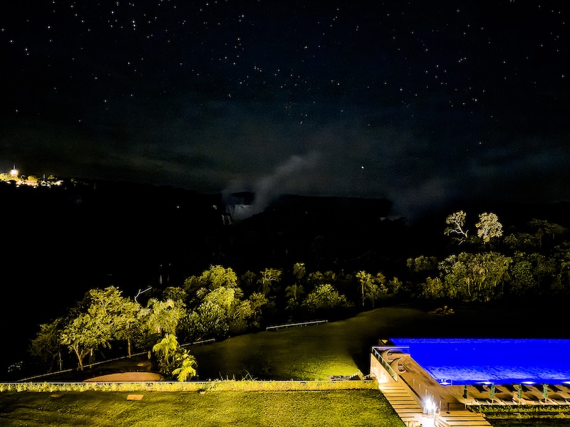 Iguazúwasserfälle Argentinien TRAVELness MotorMag 03-2025 Reinhold Deisenhofer Gran Melia Hotel aussen nachts