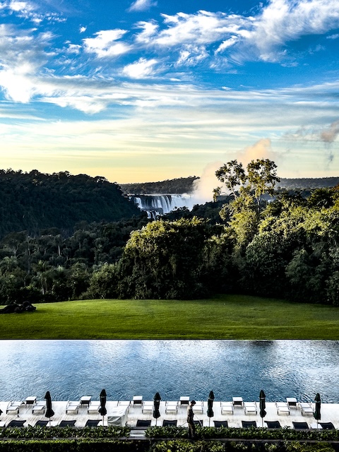 Iguazúwasserfälle Argentinien TRAVELness MotorMag 03-2025 Reinhold Deisenhofer Gran Melia Hotel aussen Blick Pool3