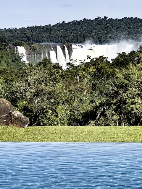 Iguazúwasserfälle Argentinien TRAVELness MotorMag 03-2025 Reinhold Deisenhofer Gran Melia Hotel aussen Blick Pool2