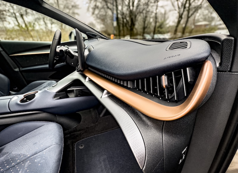 MotorMag Reinhold Deisenhofer Cupra Tavascan innen Cockpit seitlich