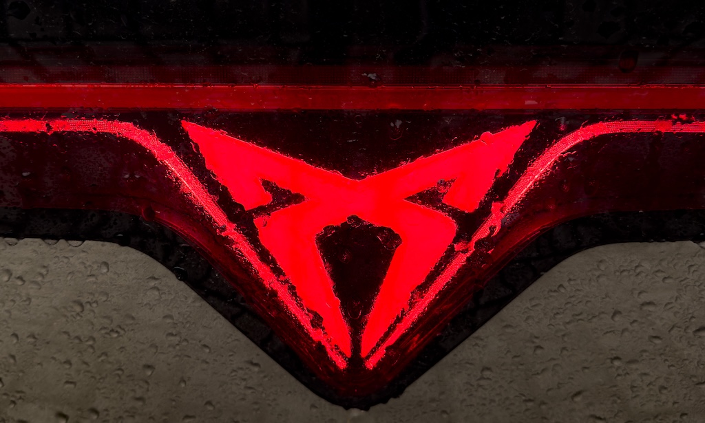 MotorMag Reinhold Deisenhofer Cupra Tavascan ausssen Logo nah
