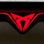 MotorMag Reinhold Deisenhofer Cupra Tavascan innen Logo nah2