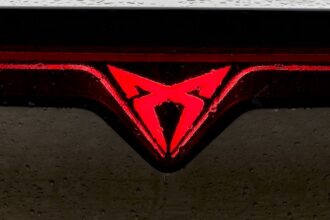 MotorMag Reinhold Deisenhofer Cupra Tavascan innen Logo nah2