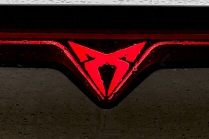 MotorMag Reinhold Deisenhofer Cupra Tavascan innen Logo nah2