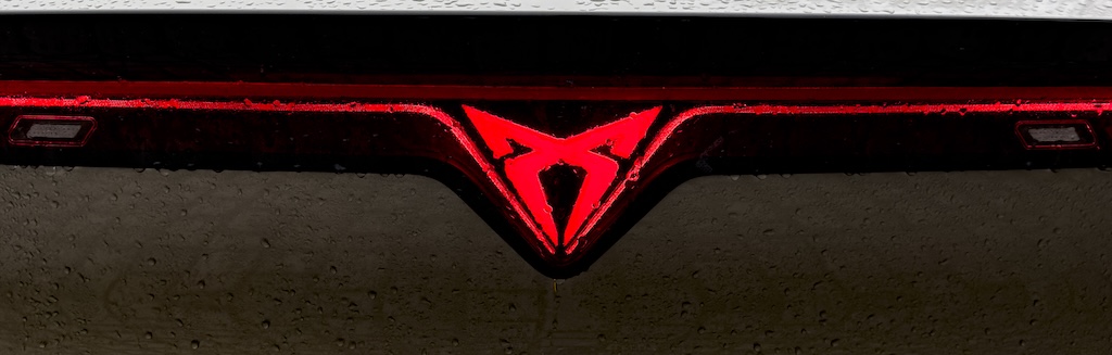 MotorMag Reinhold Deisenhofer Cupra Tavascan innen Logo nah2