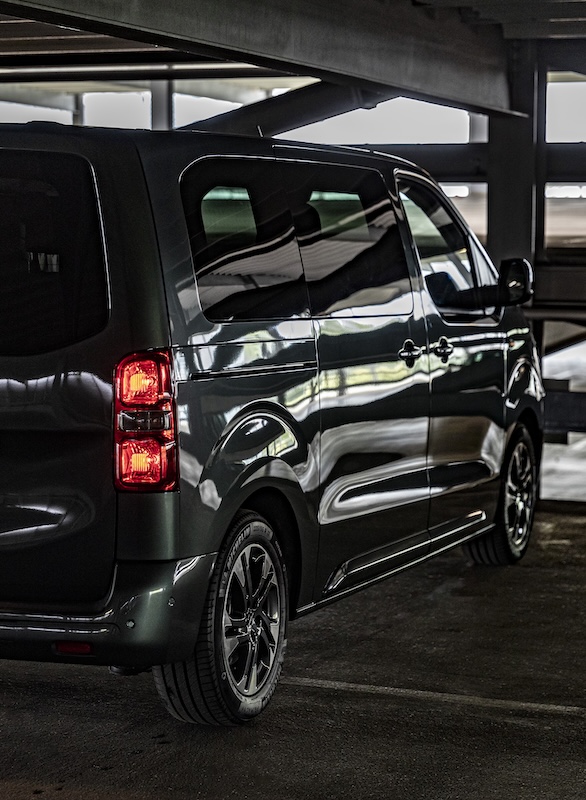 Opel Vivaro aussen Heck rechts Reinhold Deisenhofer MotorMag