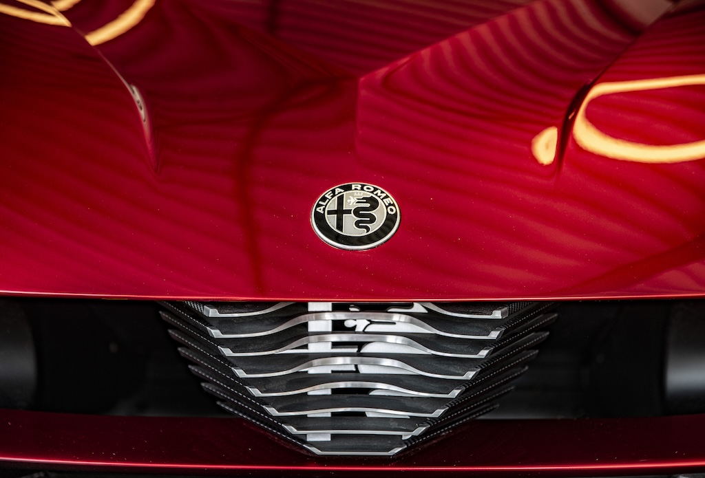 Alfa Romeo 33 Stradale Reinhold Deisenhofer Motormag aussen Front Loga nah