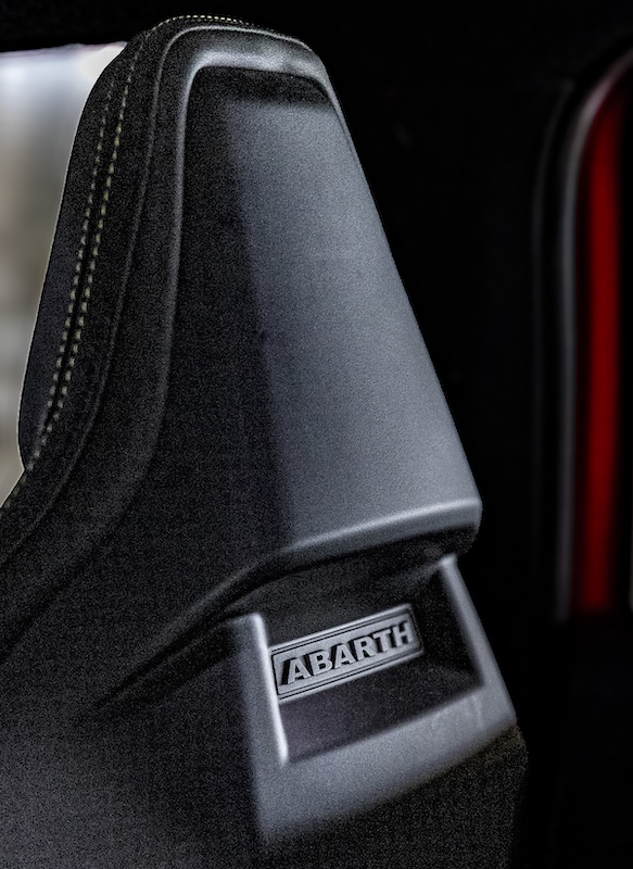 Abarth 600e Scorpionissima Reinhold Deisenhofer Motormag innen Kopfstütze Logo