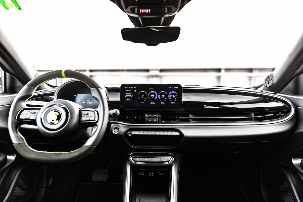 Abarth 600e Scorpionissima Reinhold Deisenhofer Motormag innen Armaturenbrett