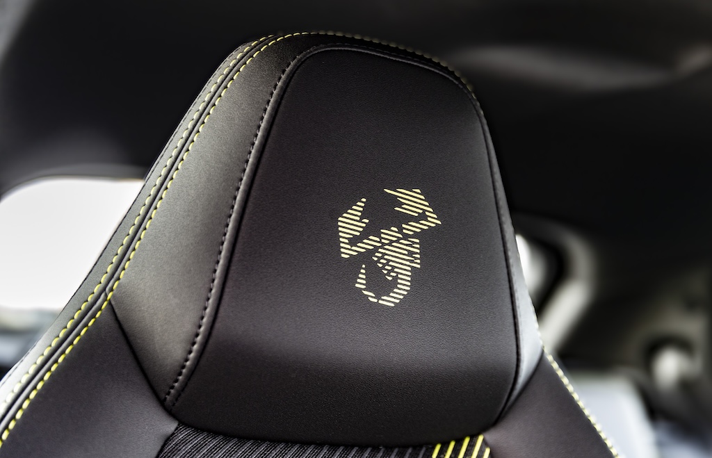 Abarth 600e Scorpionissima Reinhold Deisenhofer Motormag innen Kopfstütze Logo2