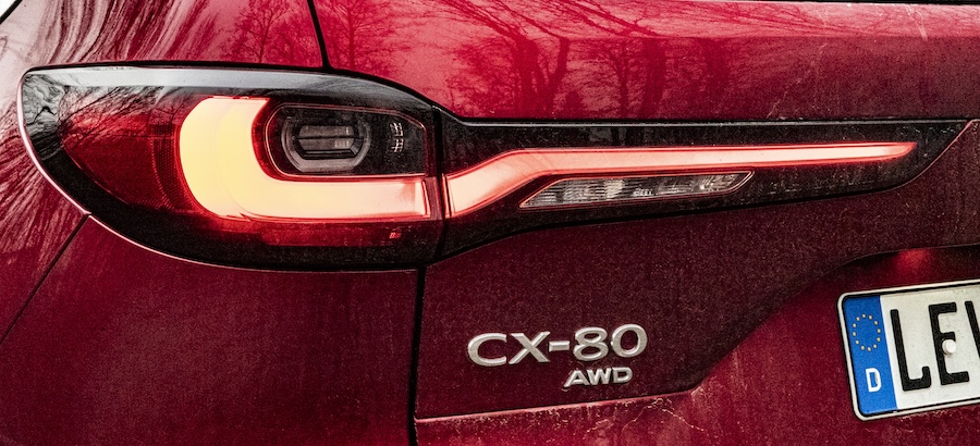 MotorMag Reinhold Deisenhofer Mazda CX-80 aussen Heckleuchte links Typenbezeichnung