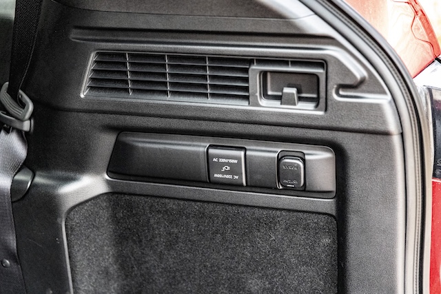 MotorMag Reinhold Deisenhofer Mazda CX-80 innen dritte Sitzreihe nah 220 Volt-Steckdose