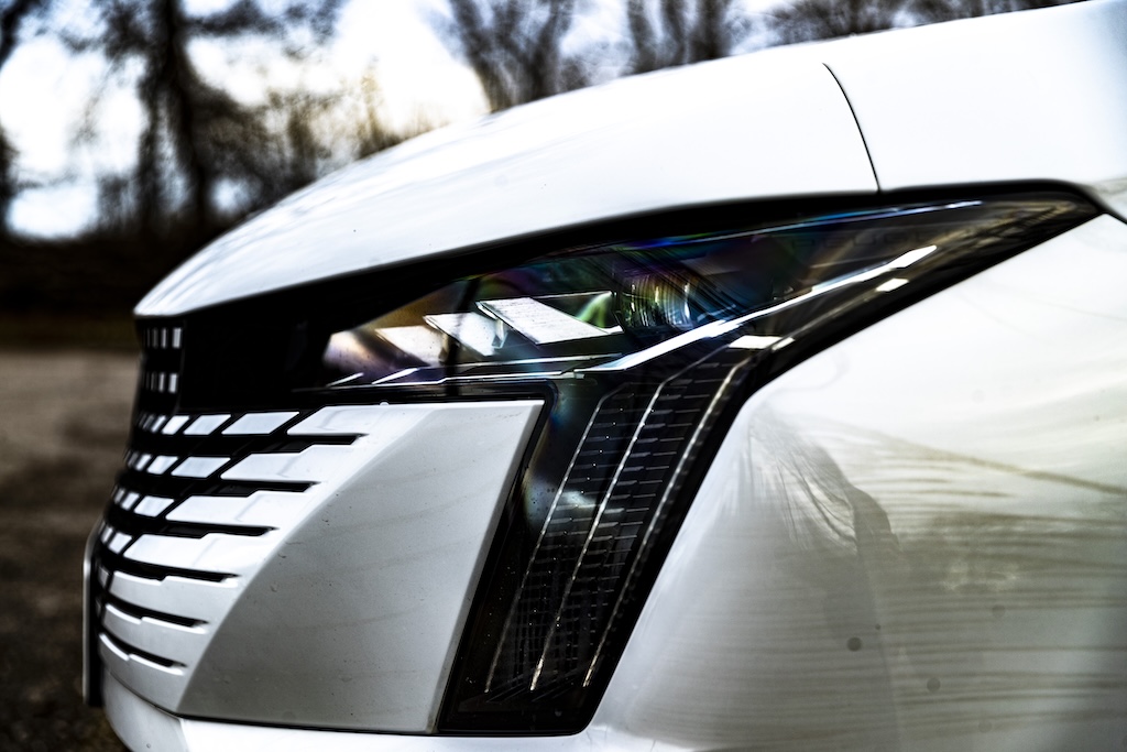 MotorMag Reinhold Deisenhofer Peugeot 508 Hybrid aussen Front Scheinwerfer rechts nah