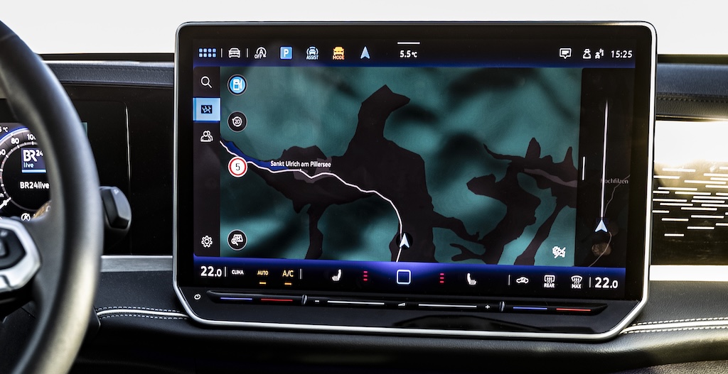 VW Passat MotorMag Reinhold Deisenhofer innen Display Navi