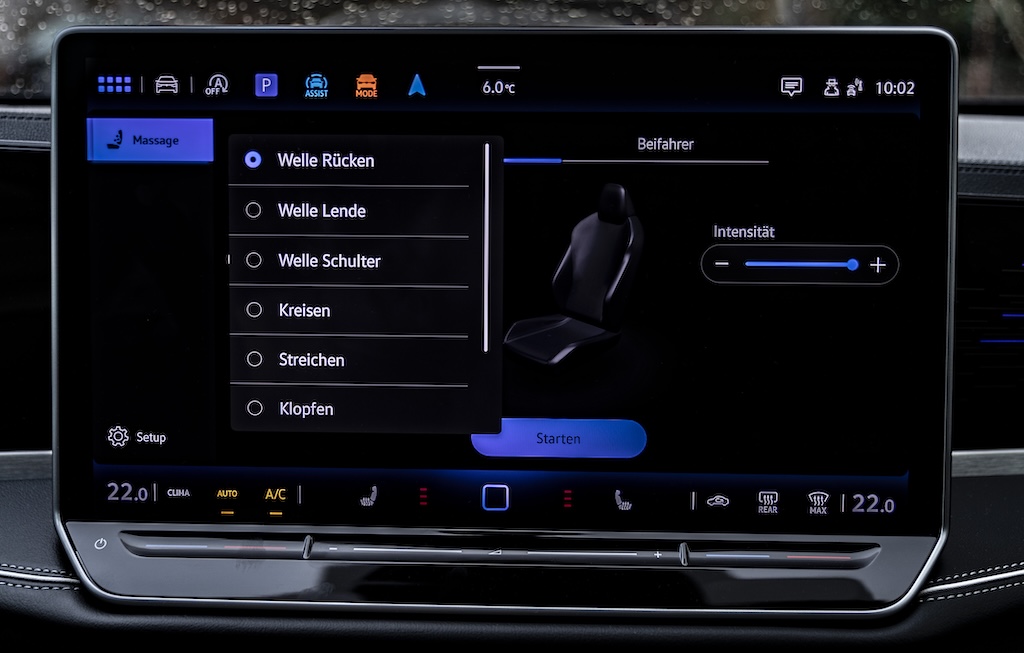 VW Passat MotorMag Reinhold Deisenhofer innen Display Massagesitz
