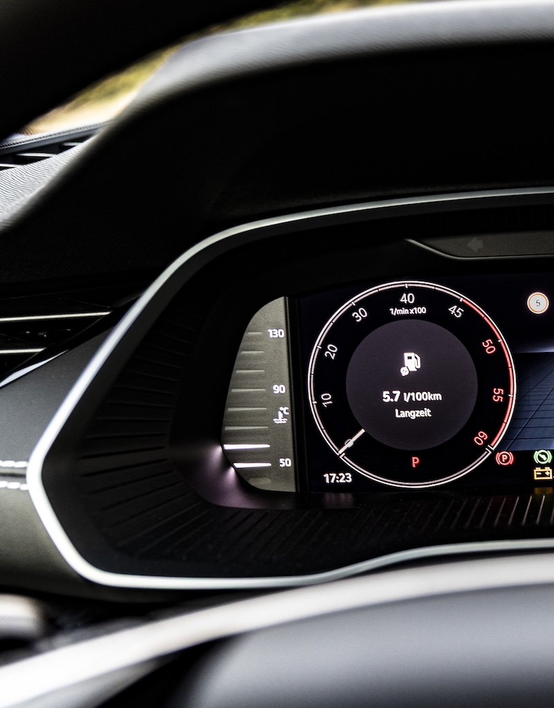 Skoda Octavia Combi MotorMag Reinhold Deisenhofer Display Verbrauch innen
