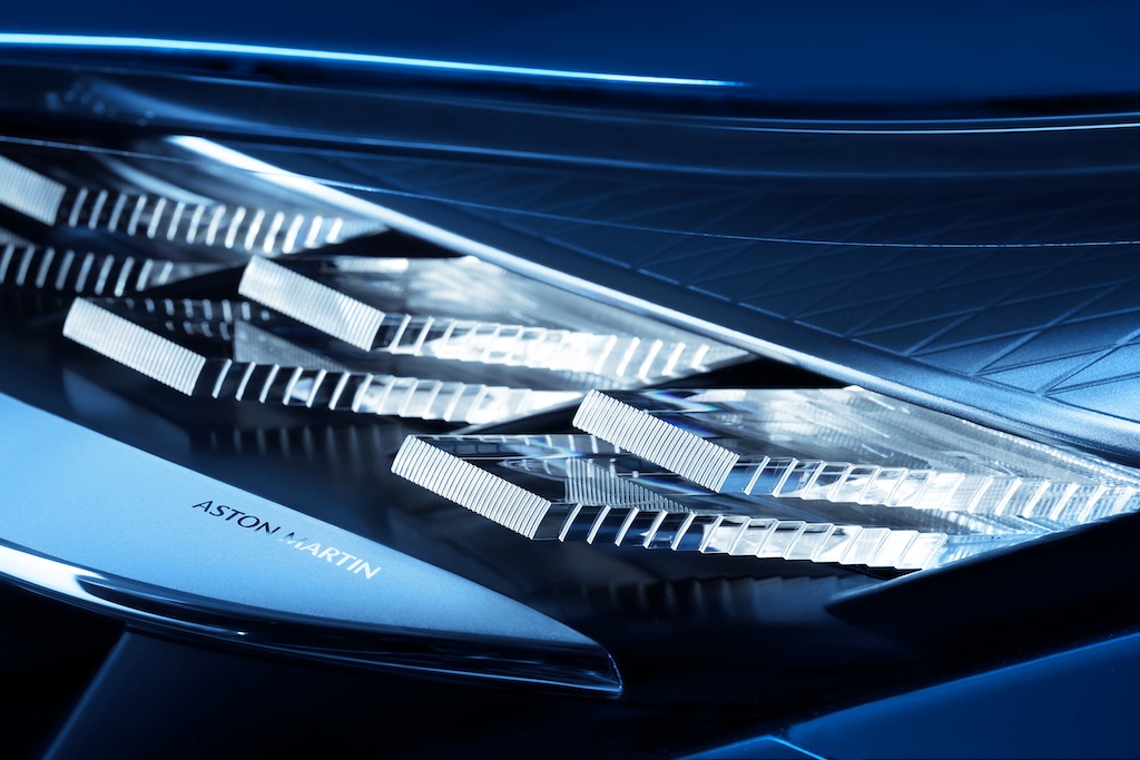 Aston Martin DB12 S Scheinwerfer nah MotorMag Reinhold Deisenhofer