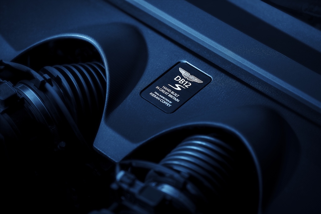 Aston Martin DB12 S Motorblockplakette MotorMag Reinhold Deisenhofer