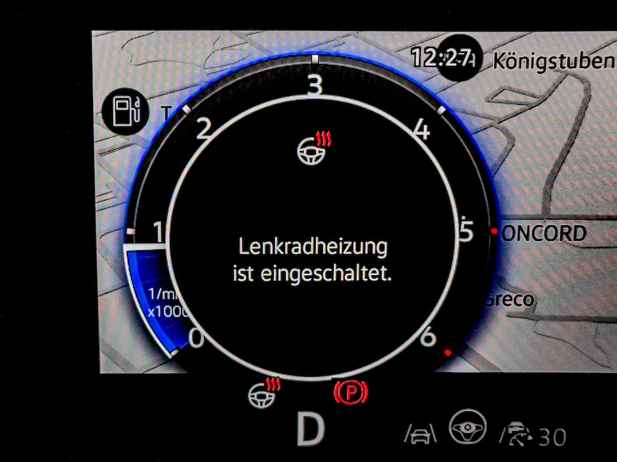 VW Passat MotorMag Reinhold Deisenhofer innen Display Lenkradheizung
