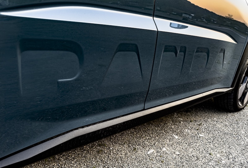 Fiat Grande Panda Mildhybrid MotorMag Reinhold Deisenhofer Logo Flanke