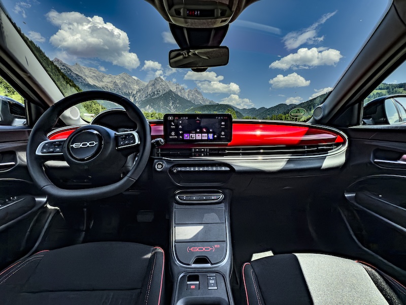Fiat 600e MotorMag Reinhold Deisenhofer Cockpit innen