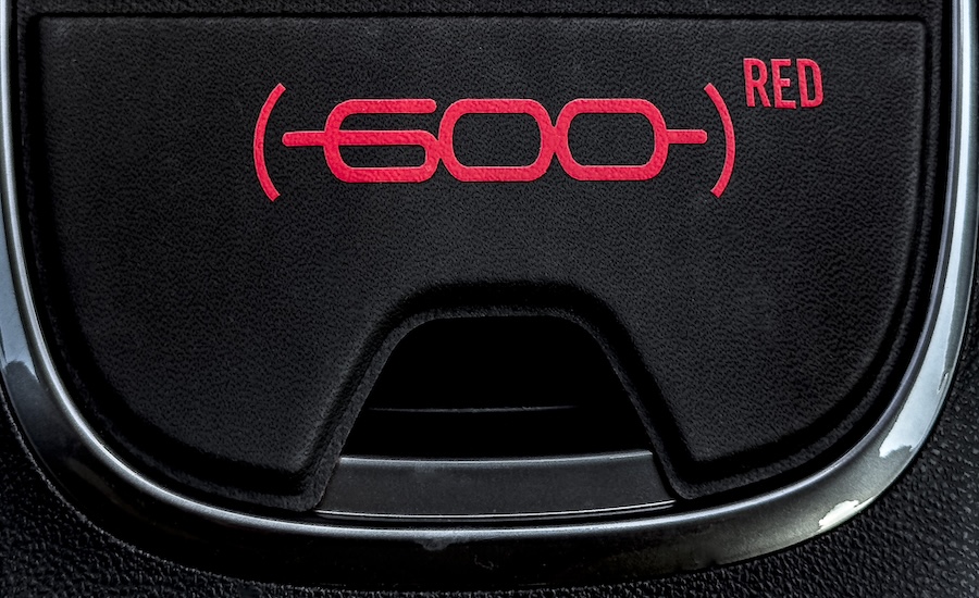 Fiat 600e MotorMag Reinhold Deisenhofer Logo RED innen