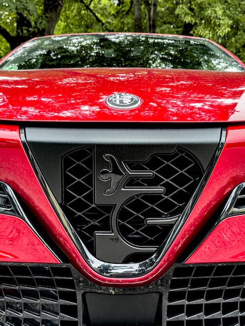 Alfa Romeo Junior-e MotorMag Reinhold Deisenhofer Front Wappenlogo