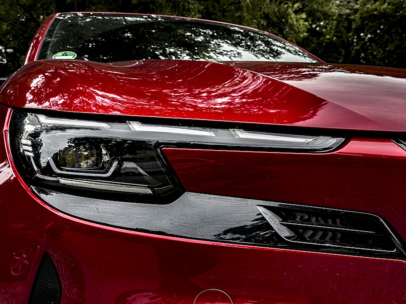 Alfa Romeo Junior-e MotorMag Reinhold Deisenhofer Front Scheinwerfer links nah aussen